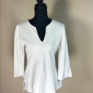 Leslie Evers White V-Neck / Scoop Neck Shirt — Small